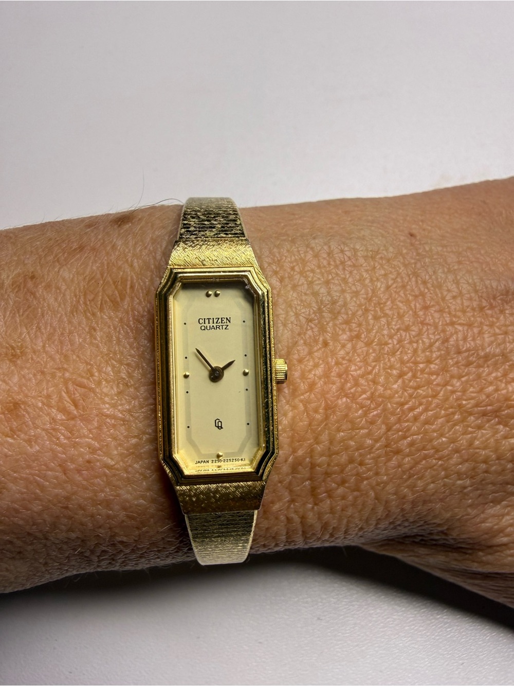 ✨ Vintage Citizen Quartz Gold Tone Watch Minimalist